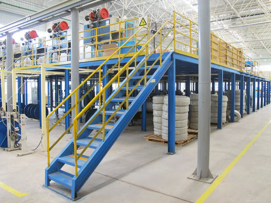 Wyposażone w metalowe półki platformy mezzanine